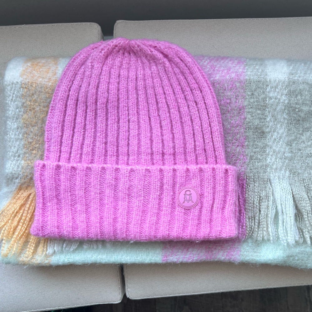 Steve Madden Brand new Pink Knit Beanie and scarf set